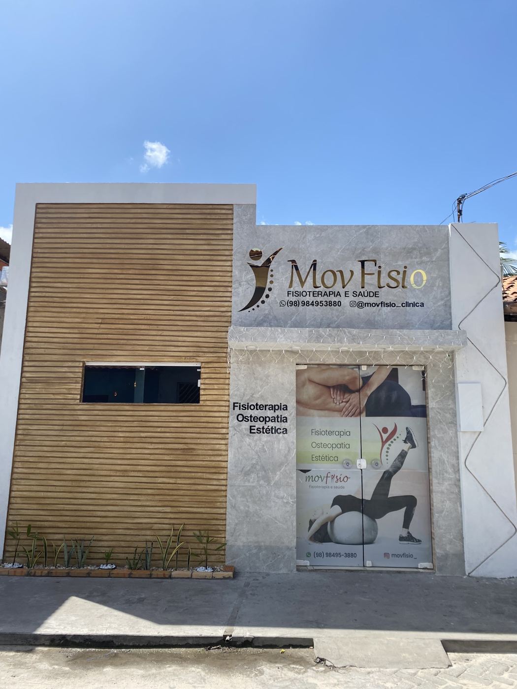 Fachada da MovFisio, com o nome em dourado e as palavras fisioterapia, osteopatia e estética na porta